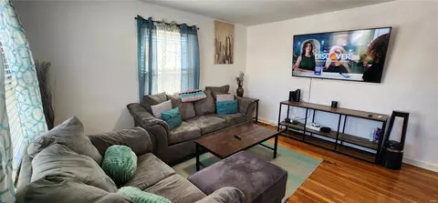 Living - 7620 Stanwood Dr, Saint Louis, MO 63121 photo 2 of 2
