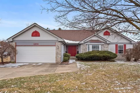 1201 Buckpasser Ct, Florissant, MO 63034