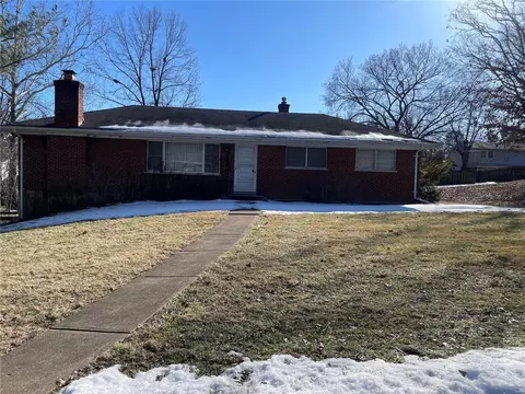15 Hedgewood Ln, Manchester, MO 63011