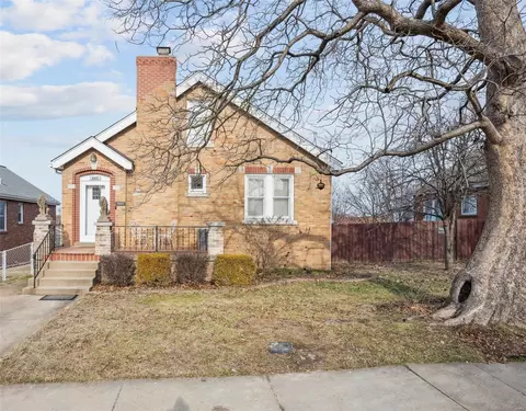 805 Cumberland Dr, Saint Louis, MO 63125