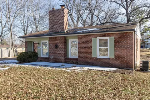 8866 Watson Woods Ct, Saint Louis, MO 63126