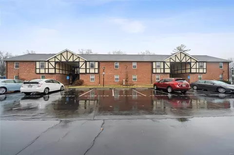 1053 Cedargate Dr, Saint Louis, MO 63122