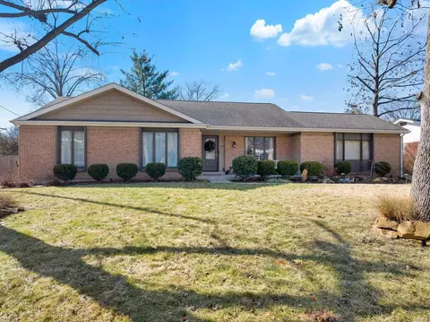402 Algonquin Dr, Ballwin, MO 63011