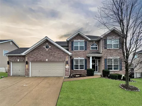 7944 Pinetop Dr, Saint Louis, MO 63129