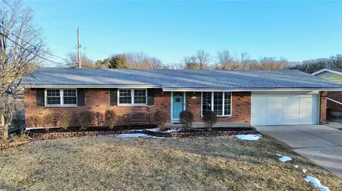 2818 Woodbury Dr, Saint Louis, MO 63125