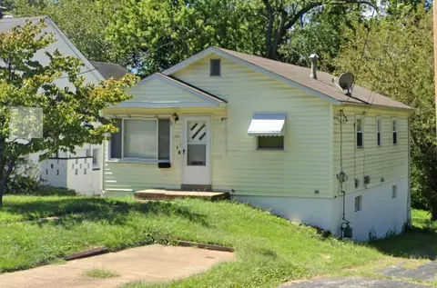 121 S Hartnett Ave, Saint Louis, MO 63135