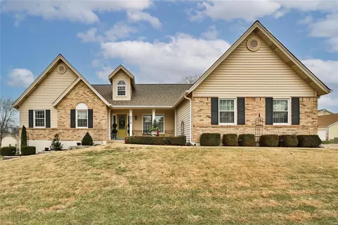 6819 Coffee Springs Dr, Saint Louis, MO 63129