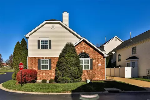 7451 Woodlawn Colonial Ln, Saint Louis, MO 63119