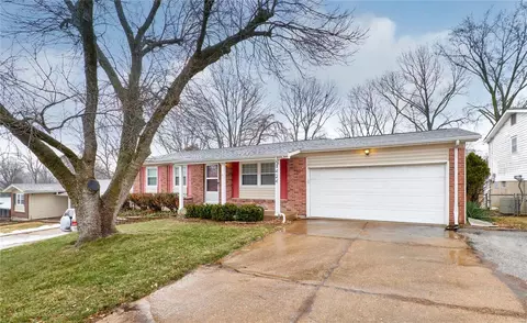 1424 Mckelvey Rd, Maryland Heights, MO 63043