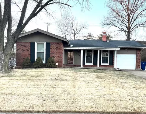 4379 Papal Dr, Florissant, MO 63033