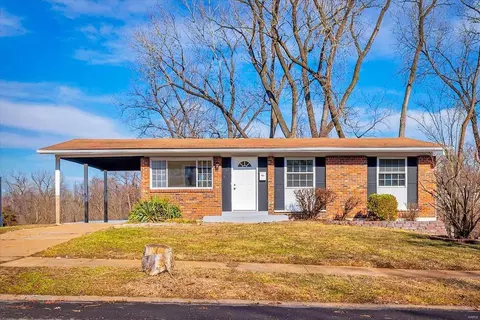 8429 Hawkesbury Dr, Saint Louis, MO 63121