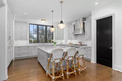 Kitchen - 11600 Clayton Rd, Frontenac, MO 63131 photo 2 of 3