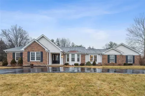 125 Forest Club Dr, Chesterfield, MO 63005