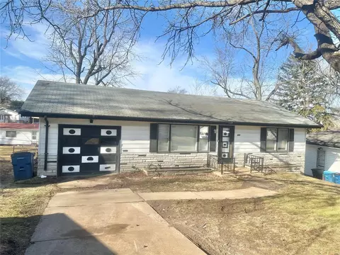 8881 Darnell Pl, Saint Louis, MO 63136