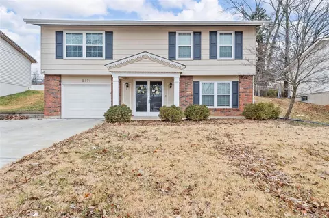 2371 Wesglen Estates Dr, Maryland Heights, MO 63043