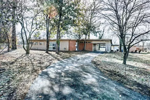 8340 Pepperidge Dr, Saint Louis, MO 63134