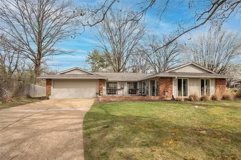 2 Hideaway Ln, Ballwin, MO 63011