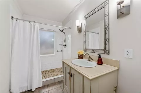 Bath - 206 Lark Hill Ln, Ballwin, MO 63021 photo 1 of 2