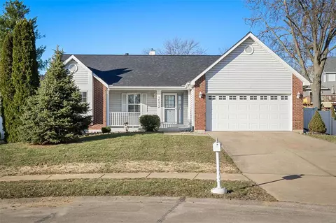 1572 Country Bend Dr, Saint Charles, MO 63303