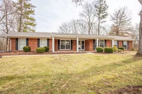 304 Laduemont Dr, Saint Louis, MO 63141
