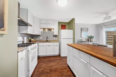 Kitchen - 342 Devonshire Ct #E, Saint Peters, MO 63376 photo 3 of 4