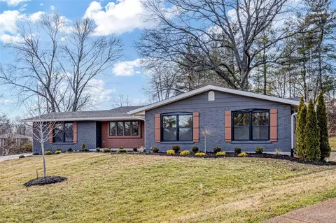 605 Sarawood Ln, Saint Louis, MO 63141