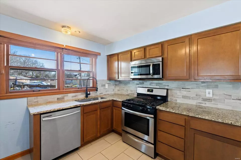 Kitchen - 3945 Comstock Dr, Saint Louis, MO 63123 photo 6 of 8