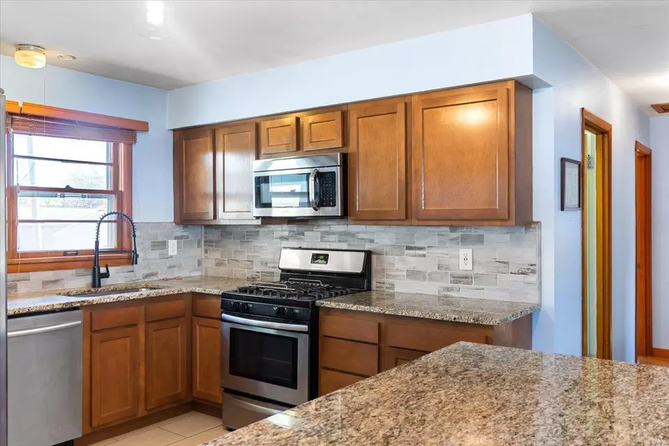 Kitchen - 3945 Comstock Dr, Saint Louis, MO 63123 photo 4 of 8