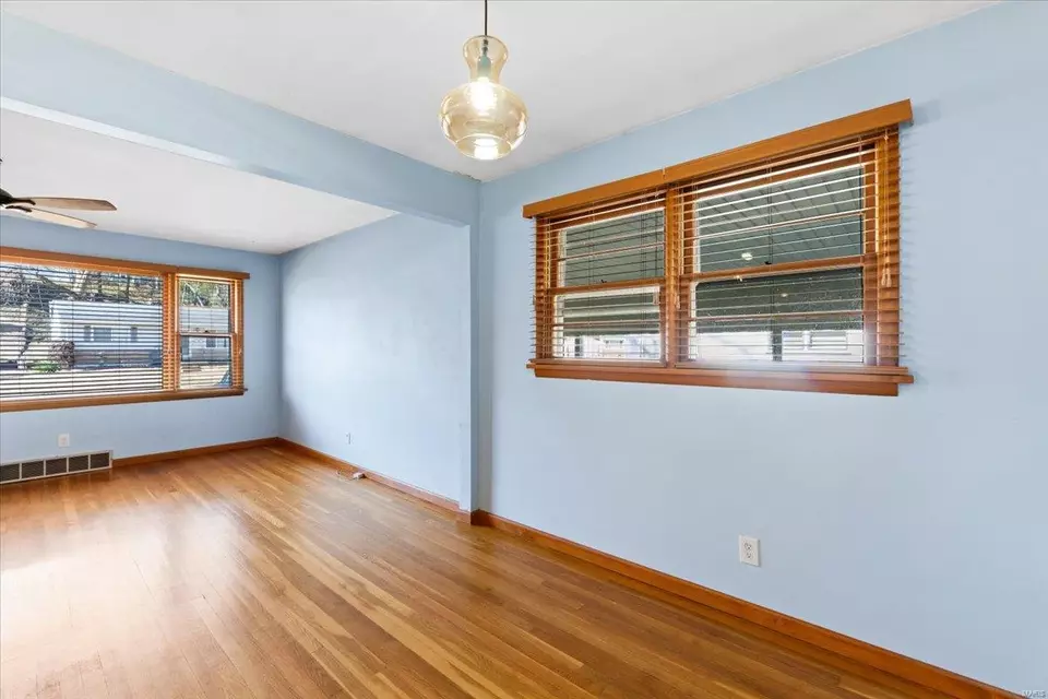 Living - 3945 Comstock Dr, Saint Louis, MO 63123 photo 4 of 4