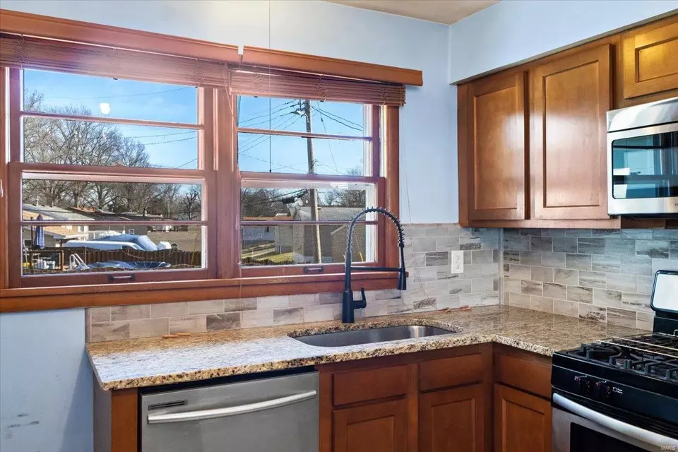 Kitchen - 3945 Comstock Dr, Saint Louis, MO 63123 photo 5 of 8
