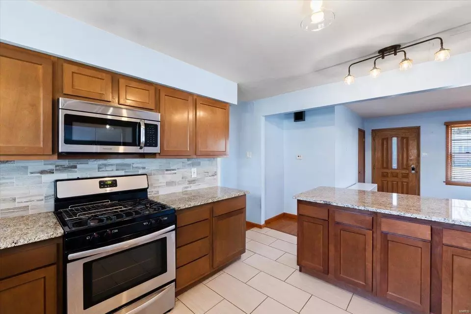 Kitchen - 3945 Comstock Dr, Saint Louis, MO 63123 photo 7 of 8