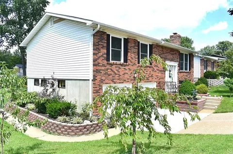 2687 Victron Dr, Saint Louis, MO 63129