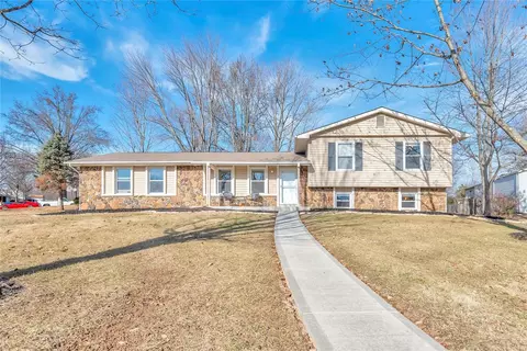 1 Pershing Lake Dr, Saint Peters, MO 63376