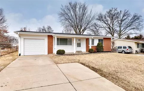 1157 Country Club Rd, Saint Charles, MO 63303