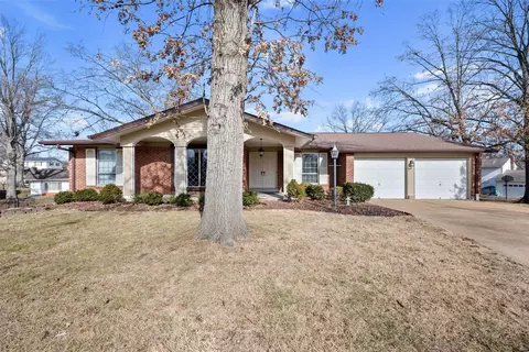 9320 Manoroak Dr, Sunset Hills, MO 63126