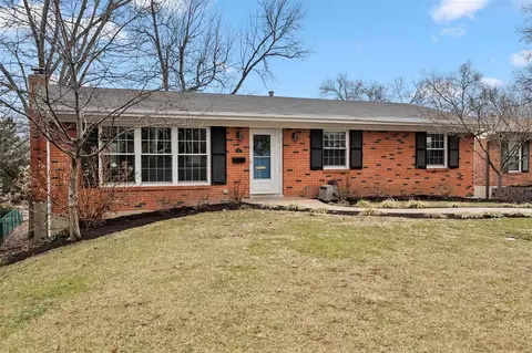 608 Villa Gardens Dr, Saint Louis, MO 63122