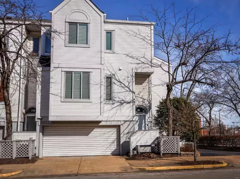 28 Columbus Square Dr, Saint Louis, MO 63101