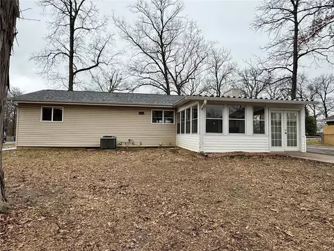 Exterior - 502 Robert Dr, O'fallon, MO 63366 photo 4 of 5