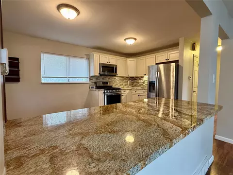 Kitchen - 502 Robert Dr, O'fallon, MO 63366 photo 2 of 5
