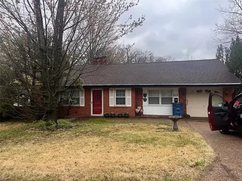 6818 Duckworth St, Saint Louis, MO 63121