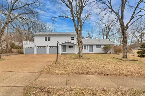 204 Lark Hill Ln, Ballwin, MO 63021