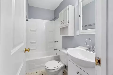 Bath - 204 Lark Hill Ln, Ballwin, MO 63021 photo 3 of 4