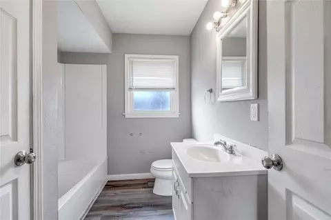 Bath - 6613 Dunwold Dr, Berkeley, MO 63134 photo 1 of 2