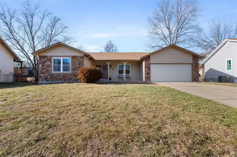 14 Crescent Woods Dr, Saint Peters, MO 63376
