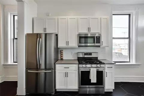 Kitchen - 3023 Saint Vincent Ave, Saint Louis, MO 63104 photo 5 of 7