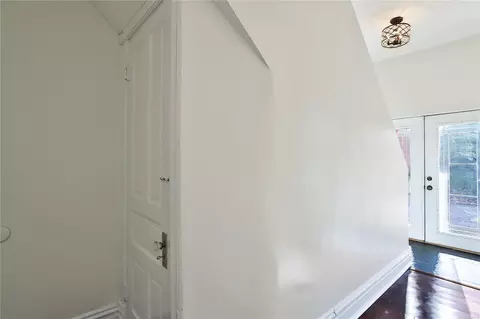Entry Way - 3023 Saint Vincent Ave, Saint Louis, MO 63104 photo 11 of 13