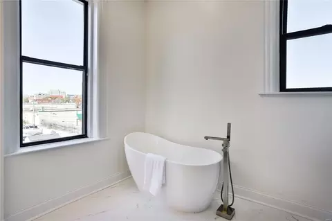 Bath - 3023 Saint Vincent Ave, Saint Louis, MO 63104 photo 4 of 10