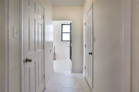 Entry Way - 3023 Saint Vincent Ave, Saint Louis, MO 63104 photo 8 of 13