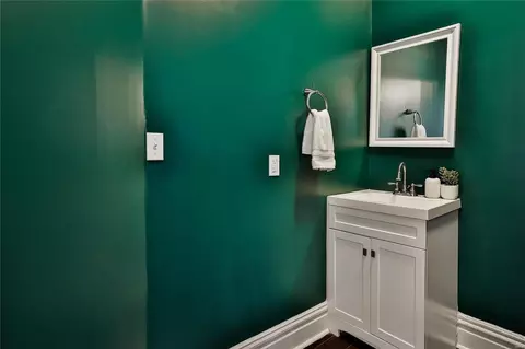 Bath - 3023 Saint Vincent Ave, Saint Louis, MO 63104 photo 2 of 10