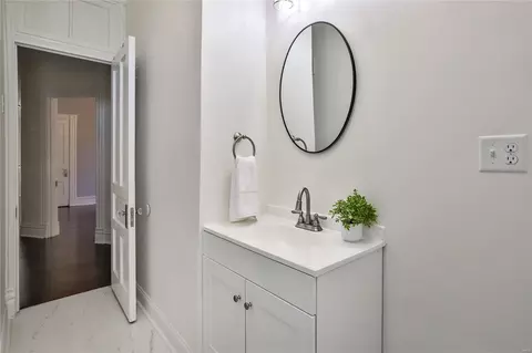 Bath - 3023 Saint Vincent Ave, Saint Louis, MO 63104 photo 7 of 10